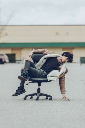 坐在椅子上的帅哥图片